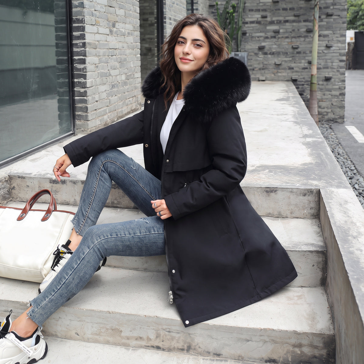 Parka medio lungo con cappuccio e collo in pelliccia